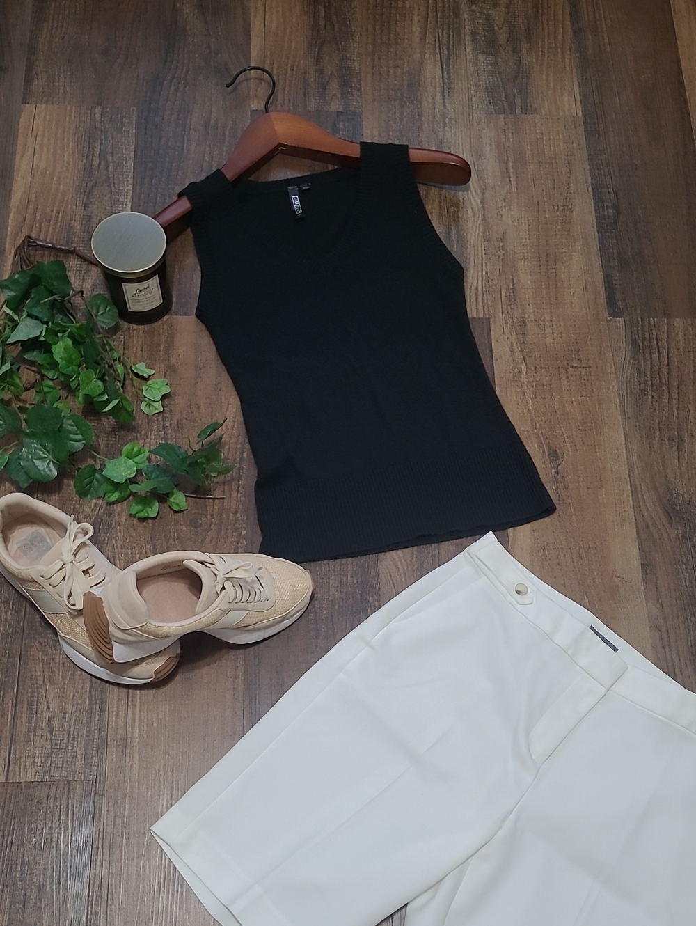 Very Lightweight V-Neck Sleeveless Sweater/Knit Top